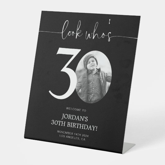 ブラック30thバースデーウェルカムサイン | 誰が30歳か見て 台座サイン (正面)