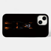 ブラック4ルクシィiPhone 14 Mate、ガーディアンドーベルマン Case-Mate iPhoneケース (裏面 (横))