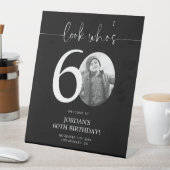 ブラック60歳の誕生日ウェルカムサイン | Look Who's 60 台座サイン (インサイチュ)