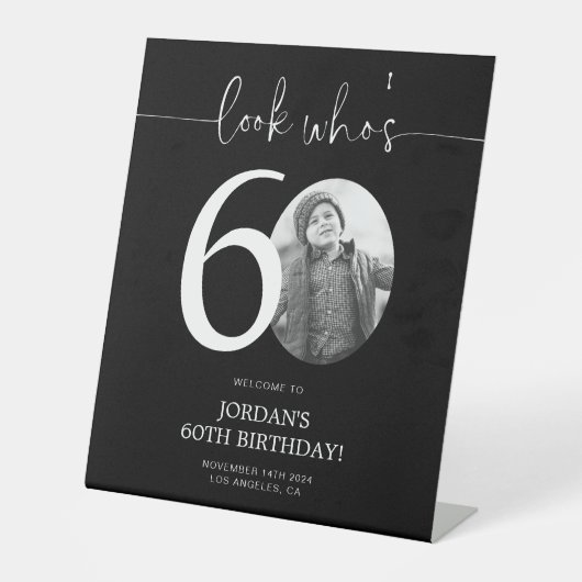 ブラック60歳の誕生日ウェルカムサイン | Look Who's 60 台座サイン (正面)