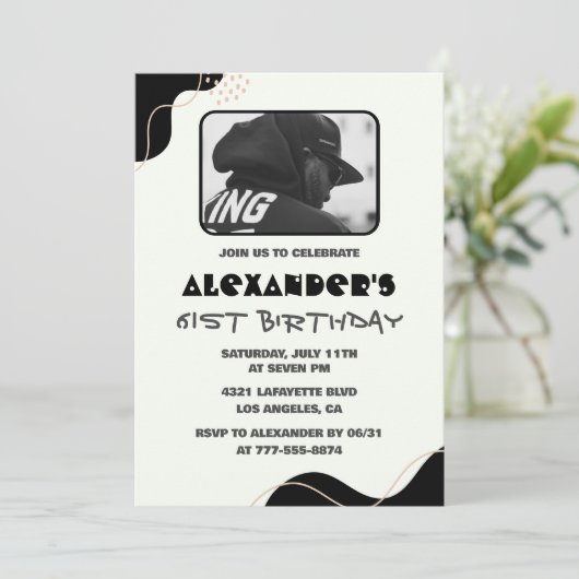 ブラック61歳の誕生日招待状メンズシンプルフォト 招待状 (スタンド正面)