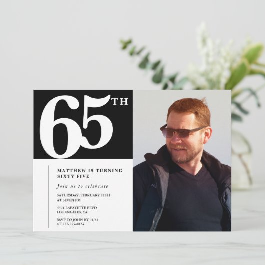 ブラック65歳の誕生日招待状 モダン シック 写真入り 招待状 (スタンド正面)
