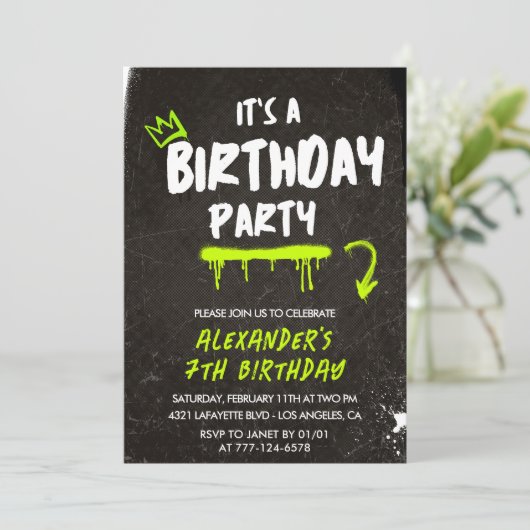 ブラック7歳の誕生日招待状少年グラフィ絵を描ティ 招待状 (スタンド正面)