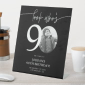 ブラック90th誕生日ウェルカムサイン | 誰が90歳か見て 台座サイン (インサイチュ)