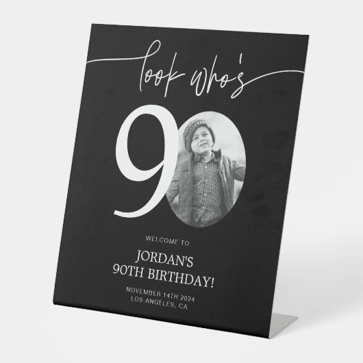 ブラック90th誕生日ウェルカムサイン | 誰が90歳か見て 台座サイン (正面)