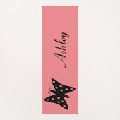 ブラック&かわいらしピンクバタフライデザインパーソナライズされた ヨガマット (正面)