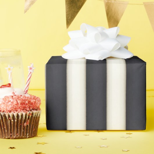 ブラック&アンティークホワイトビクトリアンストライプ ラッピングペーパー (誕生日パーティー)