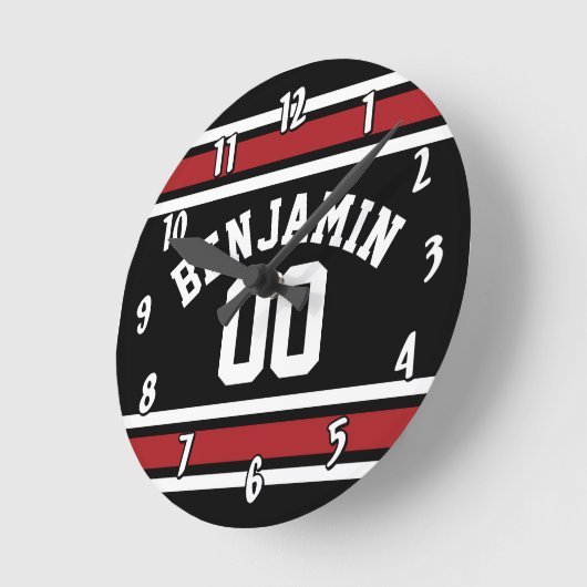 ブラック・アンド・レッド・スポーツ・ジャージー名前をカスタムする番号 ラウンド壁時計 (傾斜)