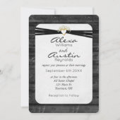 ブラック ウェディング リボンとハート オン ウッド 招待状 (正面)