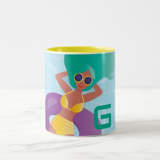 ブラック・ウーマン・イン・プールイニシャル ツートーンマグカップ (中央)