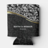 ブラック&エレガントシルバーダマスク金ゴールドアクセント 缶クーラー (裏面)