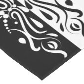 ブラック&エレガントホワイト抽象芸術ハーレキンスタイル ショートテーブルランナー (コーナー)