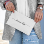 ブラック エレガント スウォッシュ シグネチャー ネーム アクセサリーポーチ<br><div class="desc">花嫁の友人への特別な贈り物として、オリジナルの名前やイニシャルを入れたプリントのカットアンドシームメイクバッグを作成しましょう。
モダンでエレガントなスウォッシュ手書きカリグラフィースクリプトのサイズや黒色をカスタマイズできます。
背景色やテキストの色を変更して、結婚式のカラーパレットに合わせることもできます。</div>