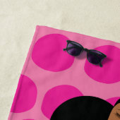 ブラック・ガール・オン・ピンク、ブラック、グリーン、ホワイト ビーチタオル (インサイチュ)