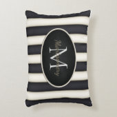 ブラック&クリームズストライプオーバルフレーミングモノグラム アクセントクッション (正面(垂直))