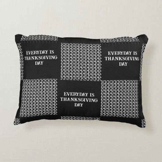 ブラック・グレー・ホワイト毎日は感謝祭の日 アクセントクッション (裏面)
