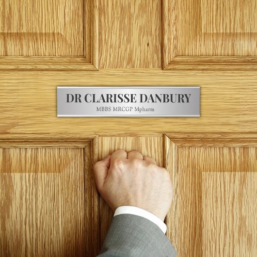 ブラック&コンテンポラリーシルバーフェイク名前をカスタムするプレート サインプレート