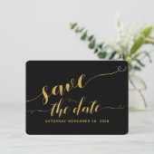 ブラック＆ゴールドのカリグラフィー結婚式のSave The Date 招待状 (スタンド正面)