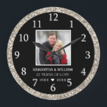 ブラック&シルバーグリッター25周年記念写真 ラージ壁時計<br><div class="desc">25周年記念ユニークの壁時計から25年の愛祝の25年にユニーク。写真と名前と年のカップルと結婚一緒に黒と銀の時計をパーソナライズ。</div>
