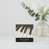 ブラック&スタイリッシュホワイトのピアノ鍵写真 スクエア名刺 (スタンド正面)