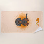 ブラック&タンカバリエールキングチャールズドッグオンオレンジ ビーチタオル (正面)