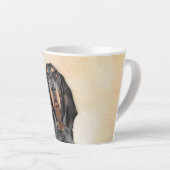 ブラック&タン絵画クーンハウズ – オリジナルドッグアート カフェラテマグ (右アングル)