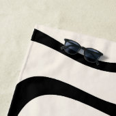 ブラック&パステルモダンレトロ波デザイン ビーチタオル (インサイチュ)