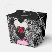 ブラック&パーソナライズされた赤いハートイラストレビーボックス フェイバーボックス (裏面サイド)