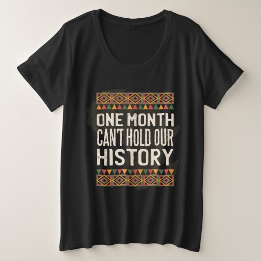 ブラック・ヒストリー・ムーンの名言 - 私たちの歴史は収まりきらない プラスサイズTシャツ (デザイン正面)