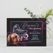 ブラック&ピンクローラーブレード輝くスパークル誕生日 招待状 (スタンド正面)