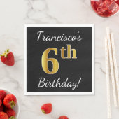 ブラック、フェイク金ゴールド6番目の誕生日+名前をカスタムする スタンダードランチョンナプキン (インサイチュ)