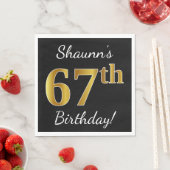 ブラック、フェイク金ゴールド67番目の誕生日+名前をカスタムする スタンダードランチョンナプキン (インサイチュ)