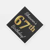 ブラック、フェイク金ゴールド67番目の誕生日+名前をカスタムする スタンダードランチョンナプキン (角)