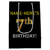 ブラック、フェイク金ゴールド7番目の誕生日+名前をカスタムする ミディアムペーパーバッグ (裏面)