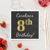 ブラック、フェイク金ゴールド8誕生日+名前をカスタムする スタンダードランチョンナプキン (インサイチュ)