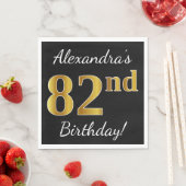 ブラック、フェイク金ゴールド82番目の誕生日+名前をカスタムする スタンダードランチョンナプキン (インサイチュ)