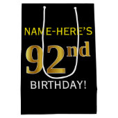 ブラック、フェイク金ゴールド92番目の誕生日+名前をカスタムする ミディアムペーパーバッグ (裏面)
