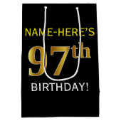 ブラック、フェイク金ゴールド97番目の誕生日+名前をカスタムする ミディアムペーパーバッグ (裏面)