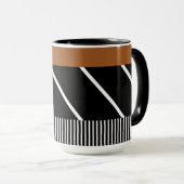 ブラック、ブラウン、ホワイトのマグカップ – シックなストライプ マグカップ (正面右)