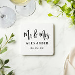 ブラック・ブラシ仕上げ台本のモノグラム結婚夫妻 コースター<br><div class="desc">そしモダンて結婚ミニマル、コースターはブラックのブラシ付きスクリプトフォントの中で"ミスターとミセス"を特徴とスタイリッシュ、新郎新婦の最後の名前と新婦の日付と一緒にシンプルもカスタム、デザインとモノグラムを持つことができる。クラシック白黒の色は、の配色に合わせて結婚変更できる。</div>