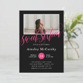 ブラック&ホットピンク書道スワール写真甘い16 招待状 (スタンド正面)