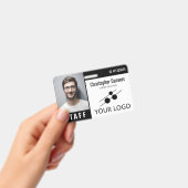 ブラック＆ホワイトの社員証写真＆ロゴ バッジ (手持ち)