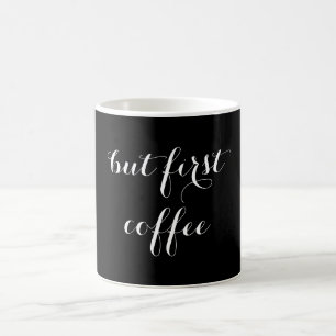 ブラック&ホワイトを引用した「But First Coffee」 コーヒーマグカップ