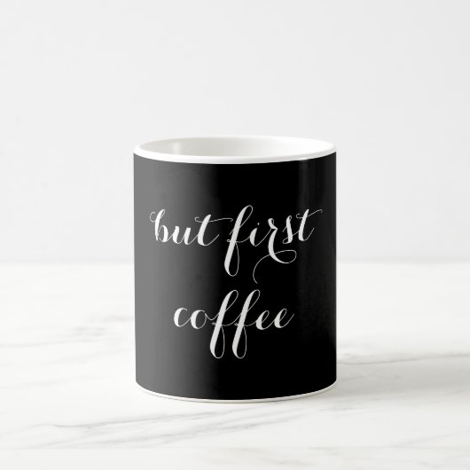ブラック&ホワイトを引用した「But First Coffee」 コーヒーマグカップ (中央)