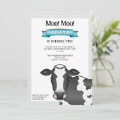 ブラック&ホワイトカウウィズブルー納屋周囲の庭ファーム誕生日 招待状 (スタンド正面)