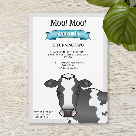 ブラック&ホワイトカウウィズブルー納屋周囲の庭ファーム誕生日 招待状