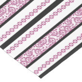 ブラック&ホワイトストライプのとマゼンタの花のパターン ミディアムテーブルランナー (コーナー)