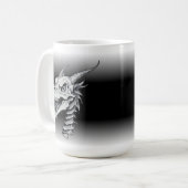 ブラック&ホワイトドラゴンスカルD20サイコロボードゲーマー コーヒーマグカップ (正面左)