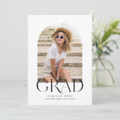 ブラック+ホワイトミニマルモダンリストアーチ卒業 招待状 (スタンド正面)