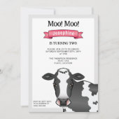 ブラック&ホワイト牛とピンク納屋周囲の庭ファーム誕生日 招待状 (正面)